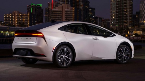 Из проданных Toyota Prius вываливаются пассажиры. Обнаружены проблемы с задними дверьми Из проданных Toyota Prius вываливаются пассажиры. Обнаружены проблемы с задними дверьми