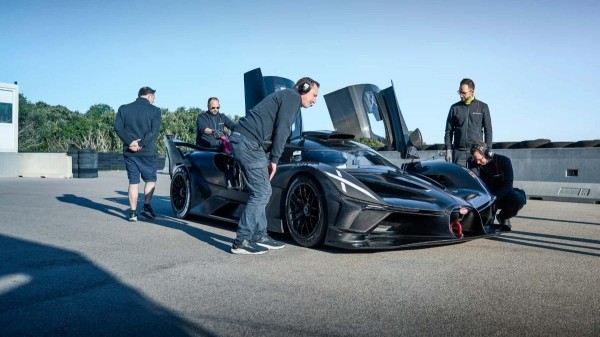 Сможет ли гиперкар Bugatti мощностью 1600 л.с. тягаться с болидами Формулы-1 Сможет ли гиперкар Bugatti мощностью 1600 л.с. тягаться с болидами Формулы-1