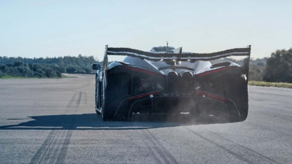 Сможет ли гиперкар Bugatti мощностью 1600 л.с. тягаться с болидами Формулы-1 Сможет ли гиперкар Bugatti мощностью 1600 л.с. тягаться с болидами Формулы-1