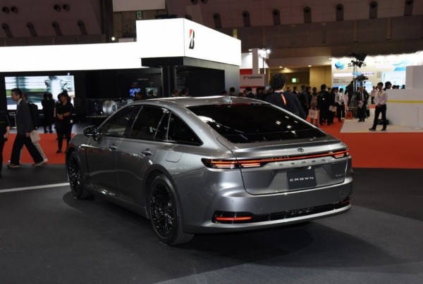 В Китае представили обновленный Toyota Crown 2024 года с мощным гибридным двигателем