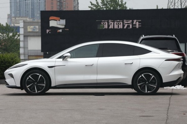 В России продают китайский электрокар Feifan F7 с 5-звездочной безопасностью В России продают китайский электрокар Feifan F7 с 5-звездочной безопасностью