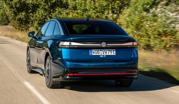 Дайджест дня: Skoda Elroq, парфюм с ароматом шин и другие события индустрии