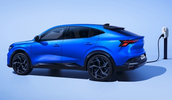 Renault Rafale в новой топ-версии: полный привод и 300 сил Renault Rafale в новой топ-версии: полный привод и 300 сил