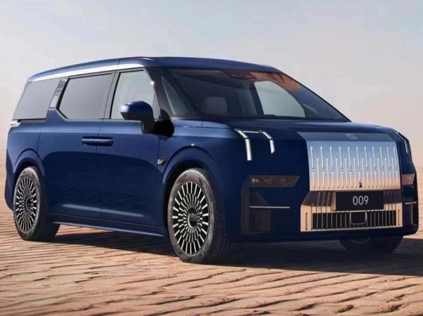 Премиальные минивэны Zeerk 009 за год сильно подешевели Премиальные минивэны Zeerk 009 за год сильно подешевели