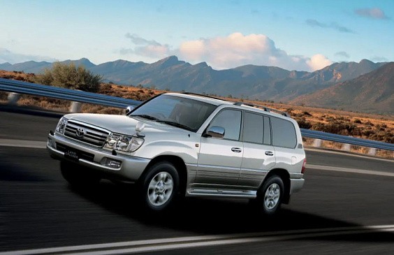 Совершенно новая Toyota Camry существенно подешевела в России