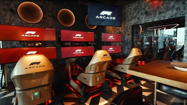 В этом ресторане в стиле Формулы-1, гости сидят в полноценных гоночных симуляторах