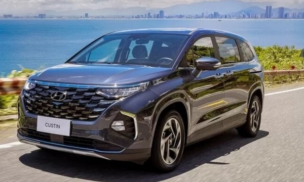 В России впервые стал доступен роскошный минивэн Hyundai Custin В России впервые стал доступен роскошный минивэн Hyundai Custin