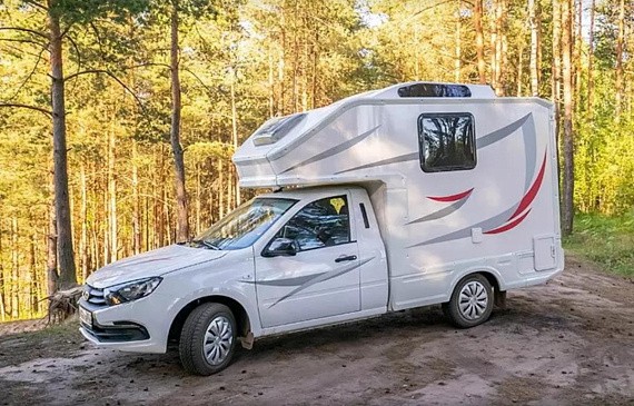 В Сети показали стильный кемпер, который был сделан из школьного автобуса В Сети показали стильный кемпер, который был сделан из школьного автобуса