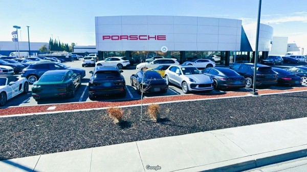 Вломившись в автосалон Porsche, воры угнали 911 GT3 и GT3 RS