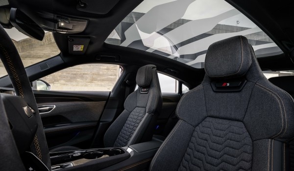 Обновленный седан Audi e-tron GT представлен в трех версиях Обновленный седан Audi e-tron GT представлен в трех версиях