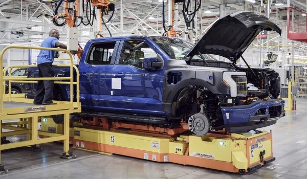 Дайджест дня: последний F-Type, Carmen с четырьмя моторами и другие события индустрии