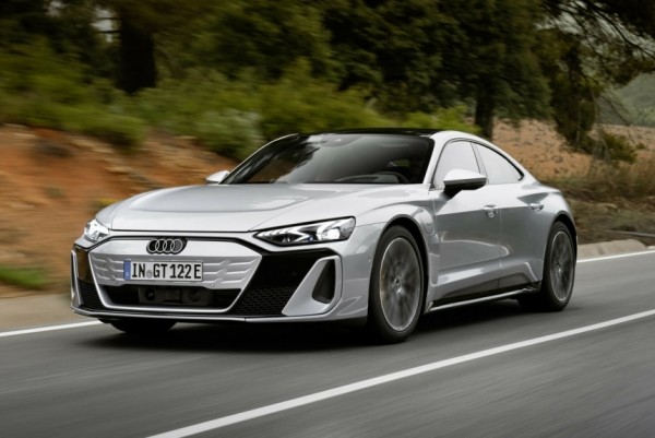 Обновленный седан Audi e-tron GT представлен в трех версиях Обновленный седан Audi e-tron GT представлен в трех версиях