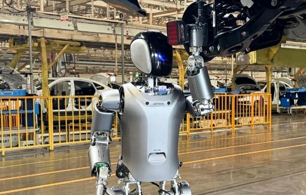 Dongfeng использует человекоподобного робота с искусственным интеллектом для сборки автомобилей Dongfeng использует человекоподобного робота с искусственным интеллектом для сборки автомобилей