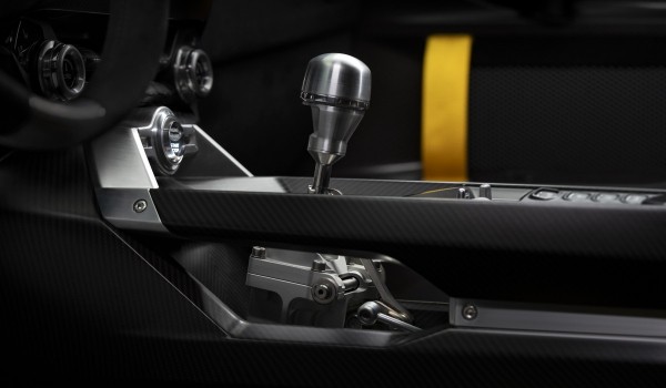 Суперкар Aston Martin Valiant продолжил дело 12-цилиндровой модели Valour Суперкар Aston Martin Valiant продолжил дело 12-цилиндровой модели Valour