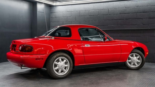Эта Miata 1990 года выпуска выглядит почти как новая и она продана за 40 000 долларов Эта Miata 1990 года выпуска выглядит почти как новая и она продана за 40 000 долларов