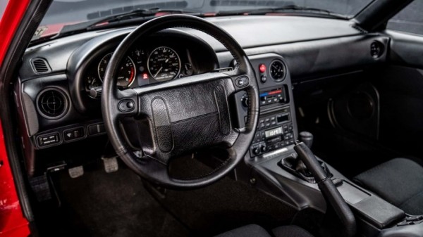 Эта Miata 1990 года выпуска выглядит почти как новая и она продана за 40 000 долларов Эта Miata 1990 года выпуска выглядит почти как новая и она продана за 40 000 долларов