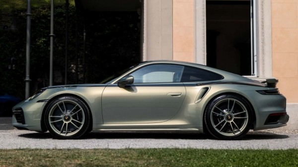 Этот Porsche 911 получил цвет кузова от Ford Mustang 1996 года и он ему идет Этот Porsche 911 получил цвет кузова от Ford Mustang 1996 года и он ему идет