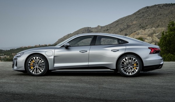 Обновленный седан Audi e-tron GT представлен в трех версиях Обновленный седан Audi e-tron GT представлен в трех версиях