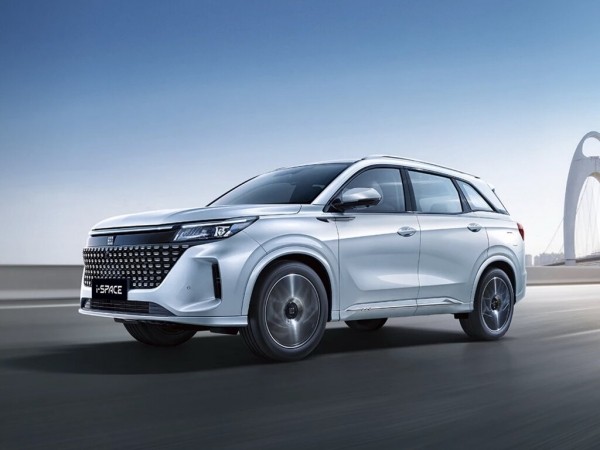 Гибридный кроссовер Evolute на замену «китайцам» к лету резко подешевел Гибридный кроссовер Evolute на замену «китайцам» к лету резко подешевел