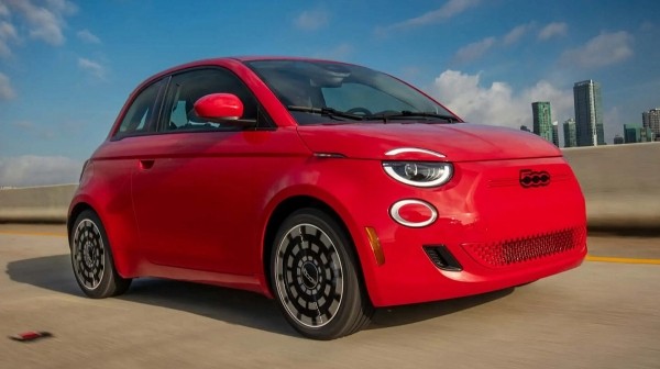 Городскую модель Fiat 500e переведут с электричества обратно на бензин Городскую модель Fiat 500e переведут с электричества обратно на бензин