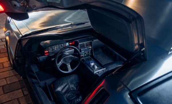 Легендарный DeLorean из "Назад в будущее" превратили в мощный электрокар