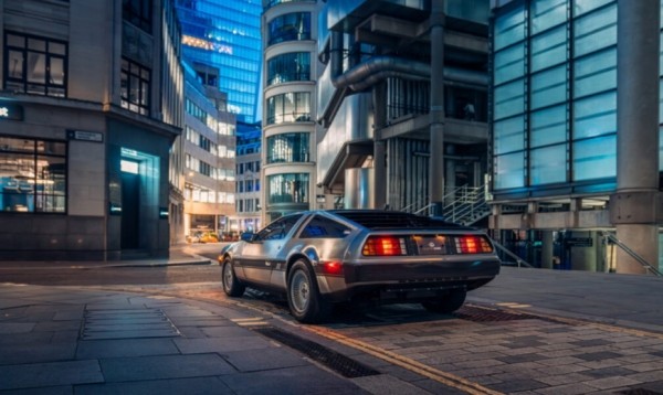 Легендарный DeLorean из "Назад в будущее" превратили в мощный электрокар