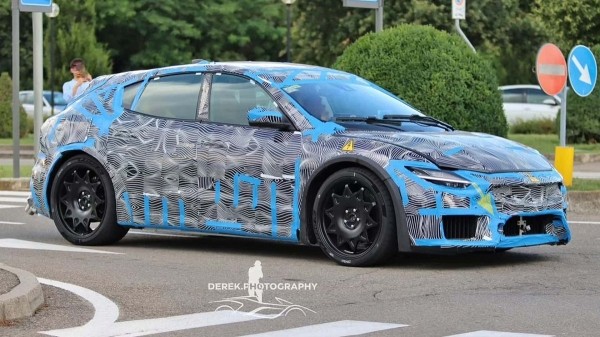 Первый электромобиль Ferrari вышел на испытания Первый электромобиль Ferrari вышел на испытания