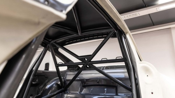 Под капотом этого Porsche 911 скрывается мотор от настоящего болида Формулы-1