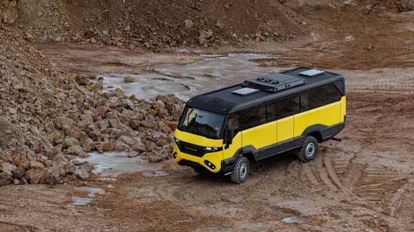 Посмотрите, на что способен этот безумный внедорожный автобус 