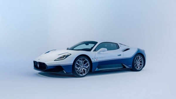 Суперкар Maserati MC20 эффектно смотрится в ливрее гоночного MC12 Суперкар Maserati MC20 эффектно смотрится в ливрее гоночного MC12