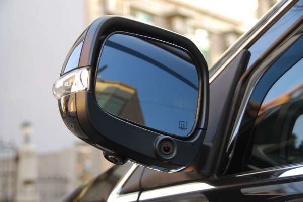 В ГИБДД просят водителей складывать зеркала на парковке. И вот почему В ГИБДД просят водителей складывать зеркала на парковке. И вот почему