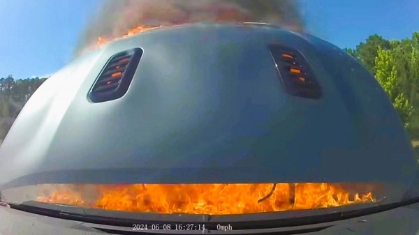 Видеорегистратор снял, как Toyota загорелась прямо на ходу Видеорегистратор снял, как Toyota загорелась прямо на ходу