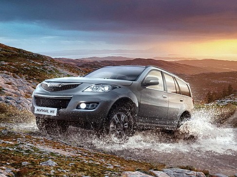 Внедорожник Toyota Land Cruiser 300 подешевел почти на 4 млн рублей на российском рынке