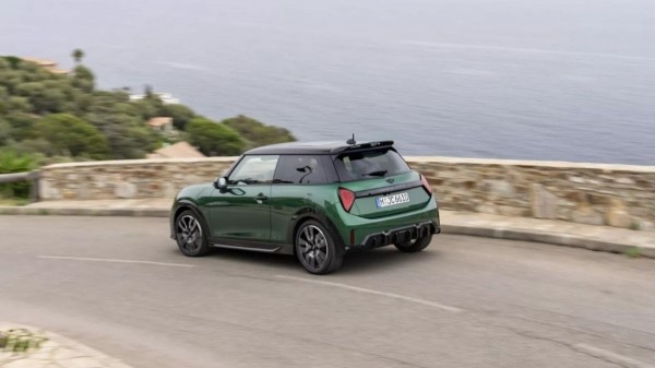 Обычный Mini Cooper прикинулся хот-хэтчем John Cooper Works Обычный Mini Cooper прикинулся хот-хэтчем John Cooper Works