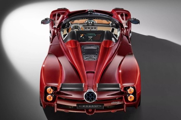 Гиперкар Pagani Utopia Roadster предложил два варианта крыши Гиперкар Pagani Utopia Roadster предложил два варианта крыши