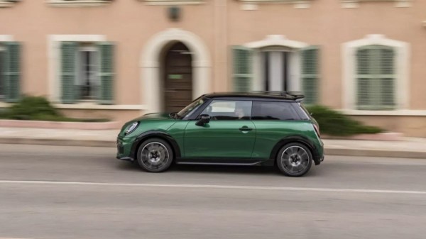 Обычный Mini Cooper прикинулся хот-хэтчем John Cooper Works Обычный Mini Cooper прикинулся хот-хэтчем John Cooper Works