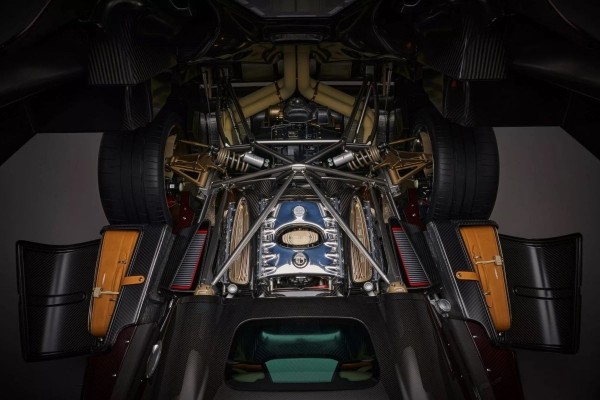 Гиперкар Pagani Utopia Roadster предложил два варианта крыши Гиперкар Pagani Utopia Roadster предложил два варианта крыши