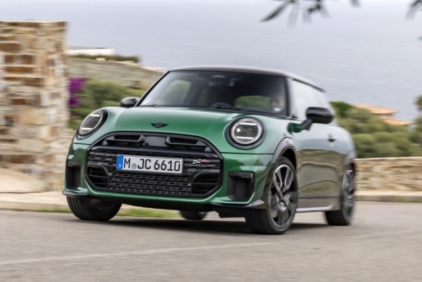 Обычный Mini Cooper прикинулся хот-хэтчем John Cooper Works Обычный Mini Cooper прикинулся хот-хэтчем John Cooper Works