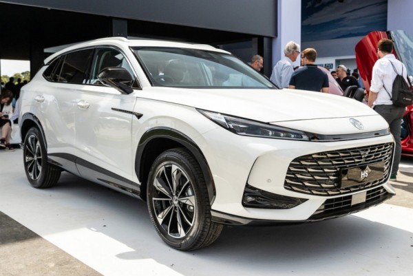 Представлено второе поколение кроссовера MG HS Представлено второе поколение кроссовера MG HS