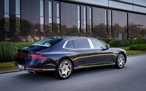 Дилер привез в РФ очень дорогой Genesis G90 Limousine с полным приводом Дилер привез в РФ очень дорогой Genesis G90 Limousine с полным приводом