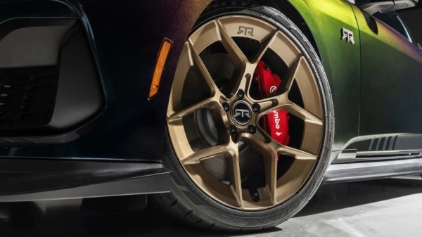 Для нового Mustang доступна меняющая цвет краска кузова 