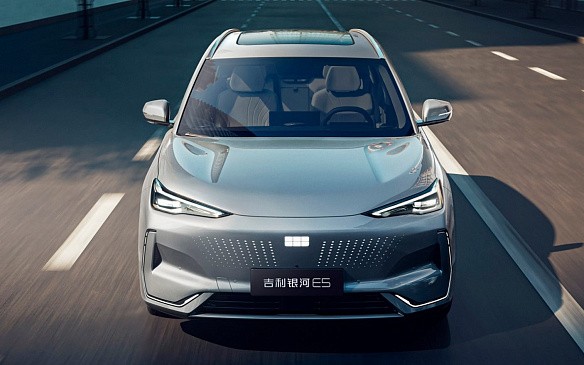 Geely представил Emgrand 2025 года с новым дизайном и высокими технологиями