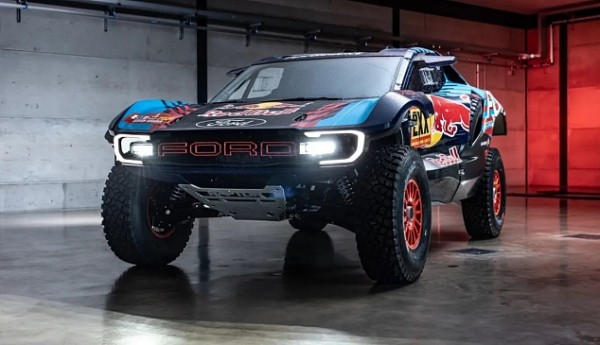 Гоночный фургон Ford SuperVan одержал фееричную победу в Гудвуде Гоночный фургон Ford SuperVan одержал фееричную победу в Гудвуде