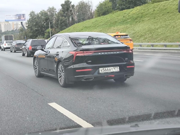 На дорогах Москвы замечен лифтбек FAW с шильдиком LADA