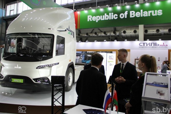 «Обтекаемый» гибридный тягач МАZ-X презентован на «Иннопроме» «Обтекаемый» гибридный тягач МАZ-X презентован на «Иннопроме»