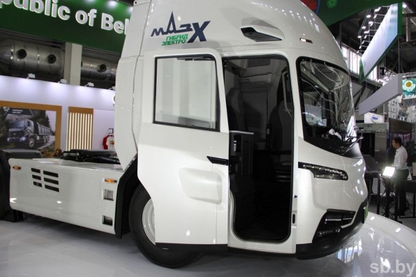 «Обтекаемый» гибридный тягач МАZ-X презентован на «Иннопроме» «Обтекаемый» гибридный тягач МАZ-X презентован на «Иннопроме»