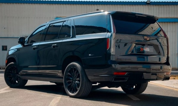 В ОАЭ наладили производство праворульного Cadillac Escalade В ОАЭ наладили производство праворульного Cadillac Escalade