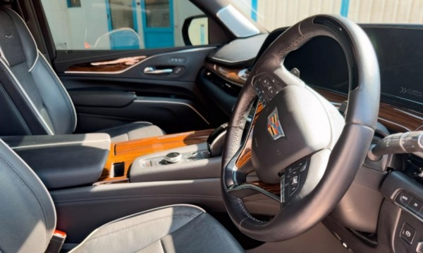 В ОАЭ наладили производство праворульного Cadillac Escalade В ОАЭ наладили производство праворульного Cadillac Escalade