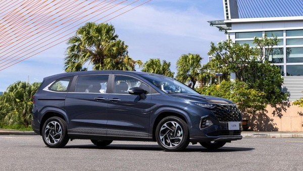 В России резко подешевел минивэн Hyundai Custin В России резко подешевел минивэн Hyundai Custin