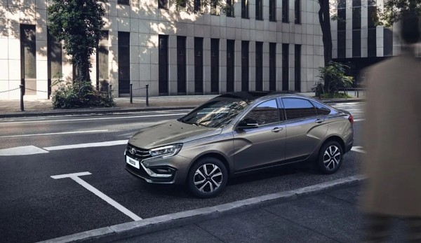 Как Lada Vesta 2024 года выдерживает натиск китайских автомобилей в России